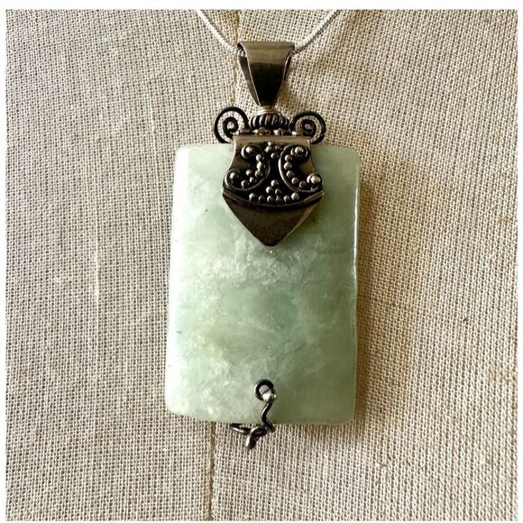 Silver tone jadeite pendant necklace - Picture 2 of 10